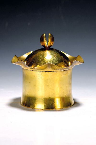 Bauhaus Deckeldose von Friedrich Marby, (1905-1984), Messing, teils mit Hammerschlagdekor, am Boden gemarkt und bez. Handarbeit, H. ca. 13.5cm, D. ...