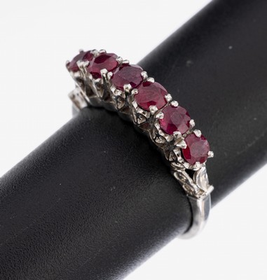 18 kt Gold Rubin-Ring, WG 750/000, 6 rundfacett. Rubine zus. ca. 0.60 ct, herzf. Unterkaderung, RW 56, ca. 3.1 g