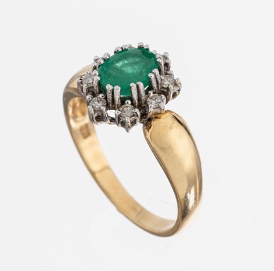14 kt Gold Smaragd-Brillant-Ring, GG/WG 585/000, Ringkopf WG, ovalfacett. Smaragd ca. 1.0 ct, 8 Brillanten zus. ca. 0.16 ct Weiß/p, RW 55, ca. 4.4 g