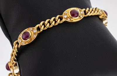 18 kt Gold Rubin-Brillant-Armband, GG 750/000, qualitätvolle Verarbeitung, 5 ovale Rubin-Cabochons zus. ca. 5.60 ct, 30 Brillanten zus. ca. 0.75 ct ...