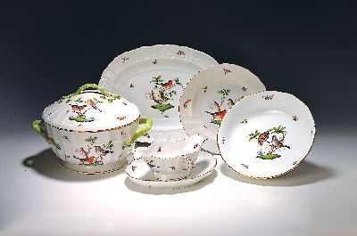 Speiseservice, Rothschild, Herend, Ungarn, Porzellan, handbemalter Dekor, 12 Speiseteller D. 25,5cm, 10 Suppenteller D. 24cm, große Deckelterrine, ...