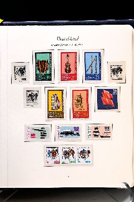 Briefmarkensammlung, DDR 1964 bis 1979, postfrisch, in drei Vordruckalben, dazu etwas Zusammendrucke bzw. Kleinbogen, Michel -Katalogwert ca. 1400 ...