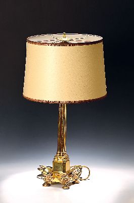 Tischlampe, 1. Hälfte 20.Jh., Messing, Säulenbündel auf Sockel und Pedestal, 4 Füße aus Mischwesen gebildet, 2 Brennstellen, Stoffschirm l. ...