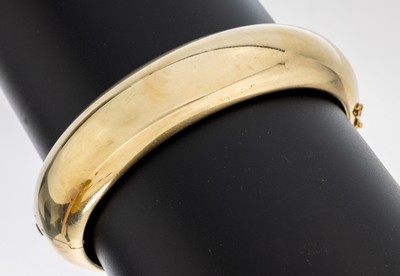 14 kt Gold Armreif, GG 585/000, gefüllt, glatte, schlichte Form, Klappscharnier, Kastenschloss mit Sicherheitsacht, ca. 6 x 5.5cm, ca. 75 g
