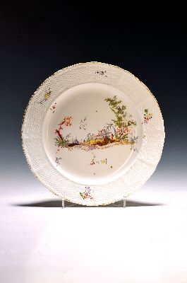 Teller, Frankenthal, Joseph Adam Hannong, 1759-62, Löwenmarke mit Monogramm, Korbrelief bzw. Form Alt-Ozier, im Spiegel über Goldrocaille feine ...