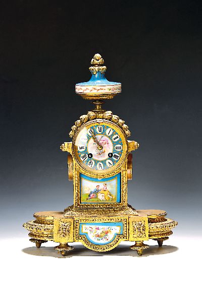 Tischuhr, Frankreich, um 1900, Regulle-Gehäuse, goldfarben gefasst, Porzellaneinlagen unter anderem mit Watteau -Szenen, Glasdeckel vo. und hi. ...