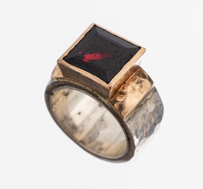 14 kt Gold und Silber Granat-Ring, GG 585/000 gepr., Ringschiene Silber, Ringkopf und Fassung GG, Granat-Carree, Hammerschlag, RW 51, ca. 14.0 g