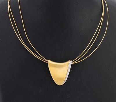 18 kt Gold Brillant-Anhänger, GG/WG 750/000, GG gebürstet, 9 in WG gefasste Brillanten zus. ca. 0.18 ct Weiß/si, an Halsreif, GG 750/000, 3-rhg., ...