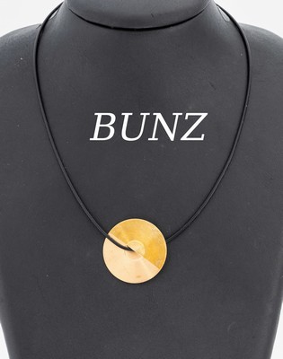 18 kt Gold BUNZ Anhänger, GG 750/000, gebürstet, D. ca. 3.2 cm, an Kautschukreif, L.ca. 42 cm, Steckschließe GG 750/000
