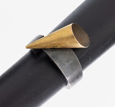 18 kt Gold und Silber Design Ring, GG 750/000 gepr. und 925er Silber, Ringschiene Silber geschwärzt, Ringkopf mit GG Kegel, RW 50, ca. 8.9 g