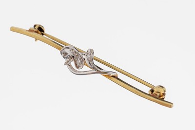 14 kt Gold Diamant-Brosche, GG/WG 585/000, leicht geschwungen, florales WG-Element mit 2 kl. 8/8-Diamanten, L. ca. 4.5 cm, ca. 2.0 g