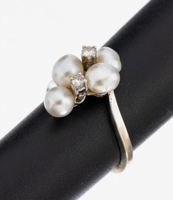 14 kt Gold Perl-Brillant-Ring, WG 585/000, 4 unrunde silbergraue Zuchtperlen, 2 Brillanten zus. ca. 0.06 ct Weiß/p, RW 50, ca.2.8 g