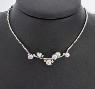 14 kt Gold Perl-Brillant-Collier, WG 585/000, 6 unrunde silbergraue Zuchtperlen, 6 Brillanten zus. ca. 0.18 ct Weiß/p, L. ca. 38.5 cm, ...