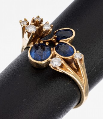14 kt Gold Saphir-Brillant-Ring, GG 585/000, in 3 Ebenen aufgebauter Ringkopf, 3 ovalfacett. Saphiren zus. ca. 0.90 ct, 6 Brillanten zus. ca. 0.18 ...