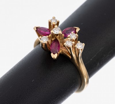 14 kt Gold Rubin-Brillant-Ring, GG 585/000,3 Rubin-Navettes zus. ca. 0.32 ct, 6 Brillanten zus. ca. 0.15 ct Weiß/si, RW 52, ca. 3.9 g, Meistermarke ...
