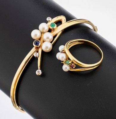 14 und 18 kt Gold Konvolut, best. aus: 1 Armreif, GG 585/000, Mittelteil mit 4 Akoyazuchtperlen, kl. Diamanten und 1 Saphir- und 1 Smaragd-Cabochon, ...
