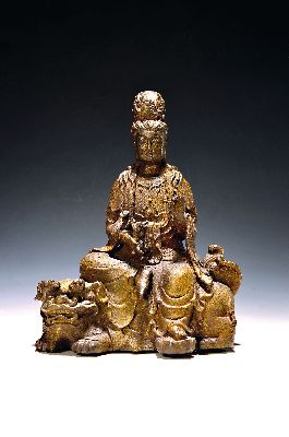 Guanyin, China, 19./20.Jh., Eisenguß, Darstellung auf einem Wächterlöwen reitend, Rostspuren, H. 27 cm
