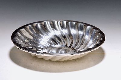 Schale, Italien, 20. Jh., 800er Silber, Barockstil, in sich gewellt, H. ca. 6cm, D. ca. 29cm, ca. 480 g.