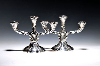 Paar Kerzenleuchter, deutsch, 20. Jh., 800er Silber, Barockstil, je drei Brennstellen, H. je ca. 18cm