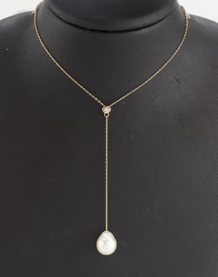 9 kt Gold Perl-Brillant-Collier, GG 375/000, Mittelteil mit bewegl. abgehangener unrunde Südseezuchtperle, D. ca. 11.2 mm, nat. Merkmale, 1 ...