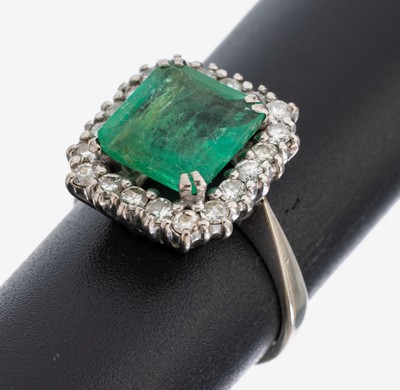 14 kt Gold Smaragd-Brillant-Ring, WG 585/000, mittig erhaben gefasster Smaragd im Treppenschliff ca. 3.80 ct, 20 Brillanten zus. ca. 0.60 ct ...