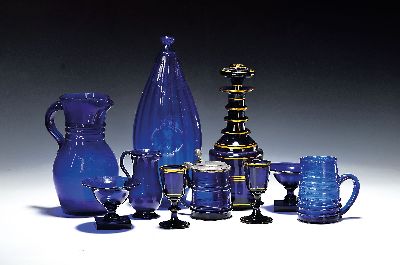 Neun Gefäße, Trinkgläser, Vasen, meist, Böhmen oder deutsch, 19. Jh. und um 1900, blaues Glas, u.a. Paar Salieren, Höhe 6.5cm, Karaffe Höhe ...