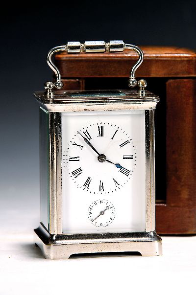 Reiseuhr, Frankreich um 1900, Im Originaletui, darin Originalschlüssel und vordere Abdeckung, Trageriemen fehlt, Gehäuse vernickelt, allseitig ...