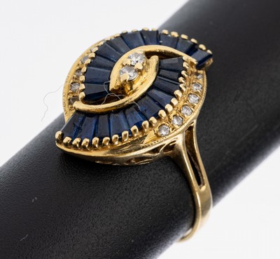 14 kt Gold Saphir-Brillant-Ring, GG 585/000, geschwungener Ringkopf, 20 Saphir -Baguettes zus. ca. 0.70 ct, 14 Brillanten zus. ca. 0.08 ct Weiß/p, ...