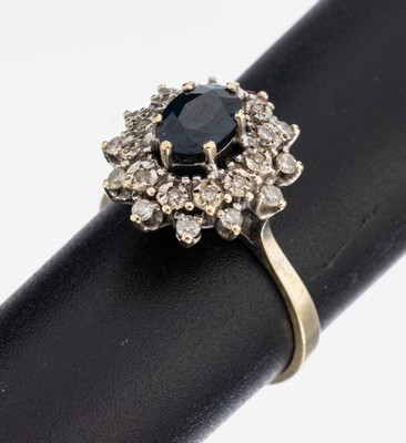14 kt Gold Saphir-Diamant-Ring, WG 585/000, mittig erhaben gefasster ovalfacett. Saphir ca. 1.20 ct, 24 8/8-Diamanten zus. ca. 0.18 ct Weiß/p, RW ...