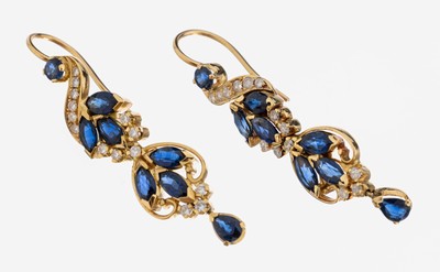 Paar 18 kt Gold Saphir-Diamant-Ohrhänger, GG 750/000 gepr., länglich in sich bewegl., 12Saphir-Navettes, 2 facett. Tropfen und 2 rundfacett. ...