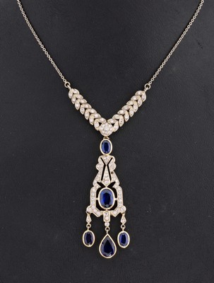 18 kt Gold Saphir-Brillant-Collier, GG/WG 750/000 gepr., im Stil des Jugendstils, prunkvolles Mittelteil, in sich bewegl. mit Abhängungen, 4 ...