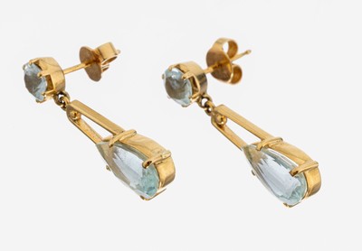 Paar 18 kt Gold Aquamarin-Ohrstecker, GG 750/000, länglich bewegl., 2 facett. Aquamarin-Tropfen und 2 rundfacett. Aquamarine zus. ca.4.50 ct, L. ...