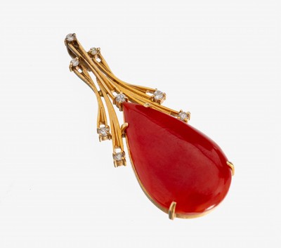 18 kt Gold Korall-Brillant-Anhänger, GG 750/000, tropfenf. Korallen-Cabochon von schöner Farbe, 8 Brillanten zus. ca. 0.07 ct Weiß/p, L. ca. 3.9 ...