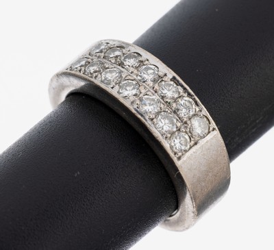 18 kt Gold Brillant-Ring, WG 750/000, schwere Verarbeitung, 14 Brillanten zus. ca. 0.70 ct Weiß/si, RW 56, ca. 15.5 g, Tragespuren