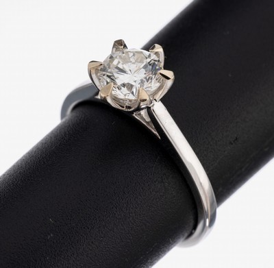 18 kt Gold Brillant-Ring, WG 750/000, Brillant ca. 1.10 ct feines Weiß(G)/si1, RW 57, ca. 3.3 g, DPL-Expertise für Mittelstein anbei
