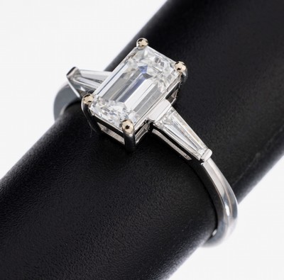 18 kt Gold Diamant-Ring, WG 750/000, Diamant-Baguette ca. 1.53 ct hochfeines Weiß(E)/lr, 2 Diamant-Triangeln zus. ca. 0.27 ct feines Weiß/vs-si, ...