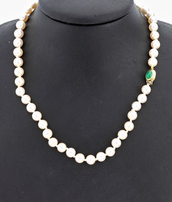 Perl-Collier mit 18 kt Gold Saphir-Smaragd- Schließe, GG/WG 750/000, Akoyazuchtperlen, D. ca. 7.2 mm, L. ca. 104 cm, Steckschließe mit 1 Saphir- ...