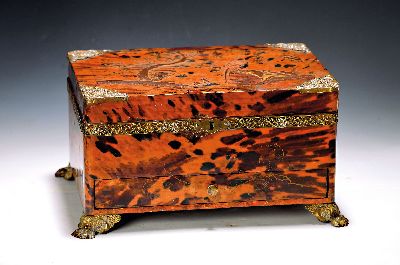 Nähkästchen, Frankreich, 19. Jh., Holzkorpus mit Schildpattmantel, Applikationen und Klauenfüße Bronze, Inneneinrichtung, ca. 17x22x32cm, Versand ...
