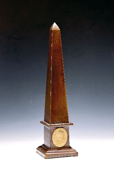 Obelisk, Frankreich, um 1870, Bronze, Sockel mit aufgelegter vergoldeter Plakette, H. ca. 37cm