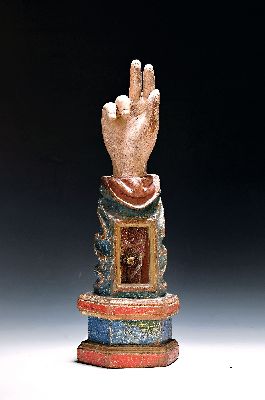 Reliquienhand, süddeutsch, 18. Jh., Lindenholz geschnitzt und bunt gefaßt, eingelassen unter Glas eine Klosterarbeit aus Papier und Metallfäden, ...