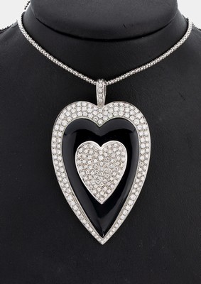 18 kt Gold Brillant-Onyx-Anhänger, WG 750/000, gr. prunkvolles Herz, ca. 180 Brillanten zus. ca. 8.50 ct feines Weiß-Weiß/ vs-p, herzf. Onyx, ca. ...