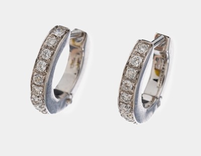Paar 18 kt Gold Brillant-Ohrcreolen, WG 750/000, schlicht, 18 Brillanten zus. ca. 0.60ct Weiß/si, ca. 5.0 g