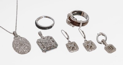 Diamant-Konvolut, 925er Silber, best. aus: 1 Ring, RW 54, 1 Ring, in Form eines Gürtels, RW 57, 1 Paar Ohrhänger, und 2 Anhänger, 1 x mit Kette, ...