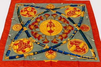 HERMES Carree, "Princes du Soleil Levant", Daimyo, 100 % Seide, Made in France, sign. Faconnet, Grund grün mit rotem Rand, goldf. Dekor, ...