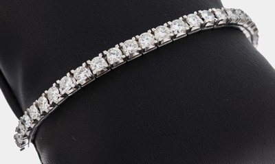18 kt Gold Brillant-Armband, WG 750/000, 52 Brillanten im Verlauf zus. ca. 6.00 ct feines Weiß-Weiß/vs-si, L. ca. 19 cm, Kastenschloss mit ...