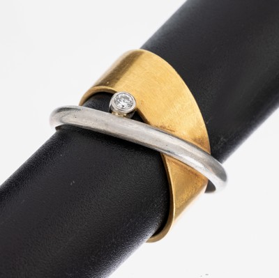 18 kt Gold Brillant-Ring, GG/WG 750/000, 2 gedrehte Ringschienen, kl. Brillant, Meistermarke unged., GG satiniert, RW 52, ca. 9.2 g
