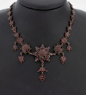 Granat-Collier, Böhmen um 1880, Tombak, blütenf. Glieder im Verlauf, teilw. mit bewegl. Abhängungen, L. ca. 44.5 cm, Kastenschloss mit ...