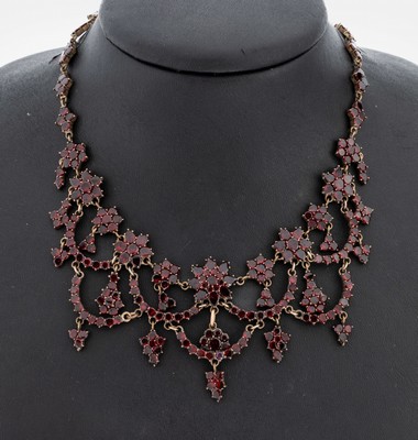 Granat-Collier, Böhmen um 1880, Tombak, prunkvoll, Mittelteil mit Girlanden und bewegl. Abhängungen, Spiegelgranate, L. ca. 49cm, Kastenschloss, ...
