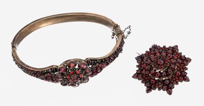 Granat-Konvolut, Böhmen um 1880, Tombak verg., best. aus: 1 Brosche, Aufbau in mehreren Ebenen, ca. 3.6 x 3.6 mm, und 1 Armreif, ca. 6.4 x 5 cm, ...