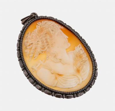 Kamee-Anhänger, um 1900, Fassung Silber, Muschelkamee, Darstellung einer Dame im Profil, ca. 6.2 x 4 cm, ca. 3.4 g